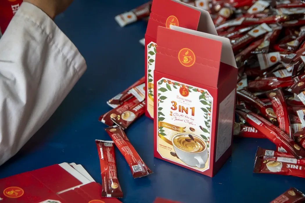 3in1 instant coffee box with sticks on the packing table
